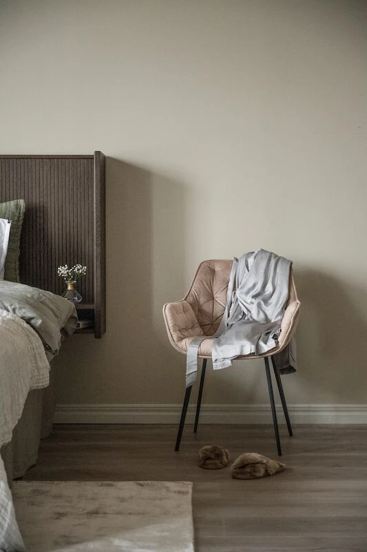 Rowico Gilroy Tuoli Samettiverhoilu Beige/musta 1 Rowico Gilroy Tuoli Samettiverhoilu Beige/musta