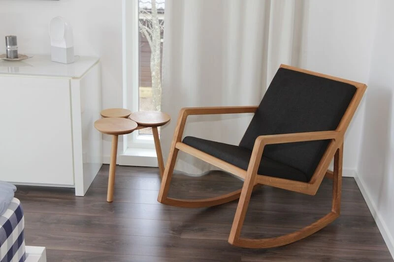 Eimi Lux Keinutuoli Tammi Lido 157 Fudge Pehmusteella 2 Eimi Lux Keinutuoli Tammi Lido 157 Fudge Pehmusteella - Image 2