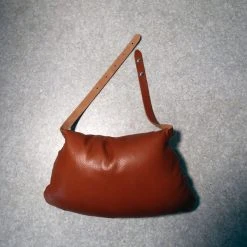 Cuero Niskatyyny Montana 6 Cuero Niskatyyny Montana -4Living Store niskatyyny mariposaan pic1