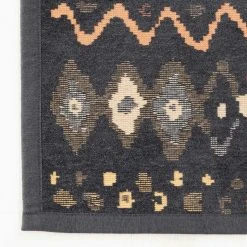 Veke Retro Kaksipuolinen Puuvillamatto Musta 140x200 Cm -4Living Store retro kaksipuolinen puuvillamatto musta 200x300 web 5